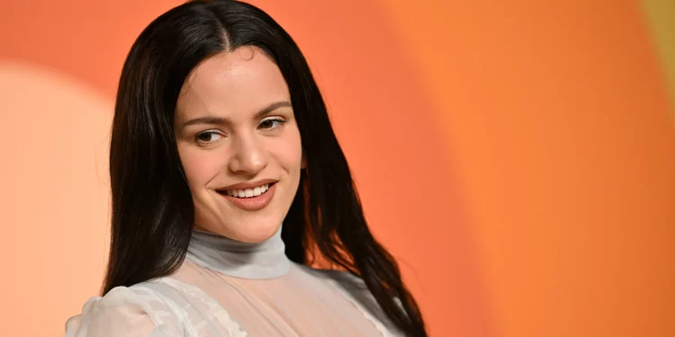 Rosalía sorprende al disfrutar una batalla de “farmear aura” en México