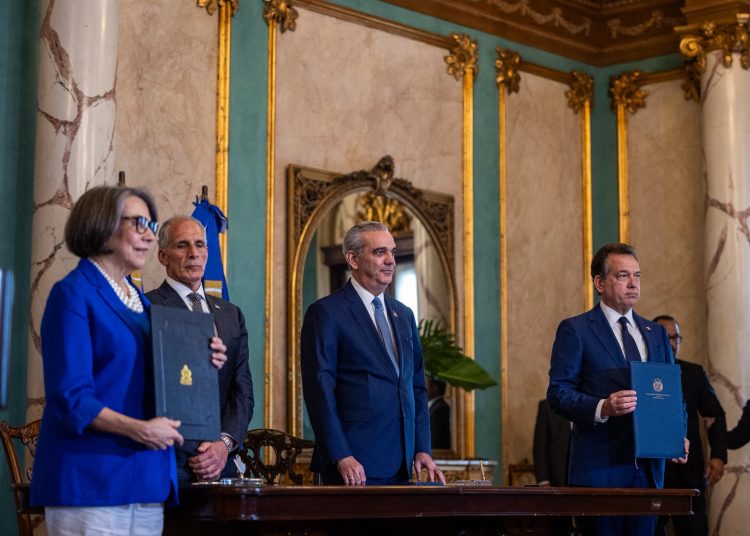 Honduras evalúa adquirir aeronaves y blindados fabricados en República Dominicana