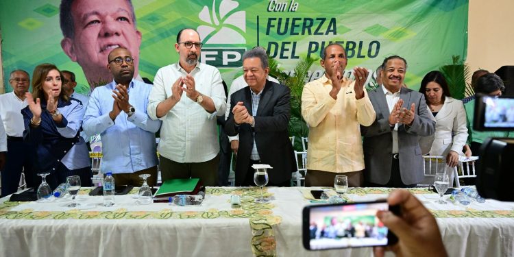 Leonel Fernández moviliza estructuras de Fuerza del Pueblo de cara a las elecciones de 2028