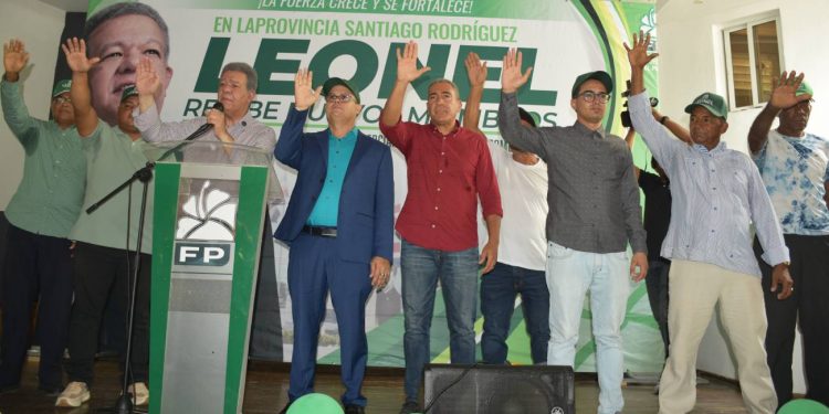 Leonel Fernández incorpora nuevos dirigentes a la Fuerza del Pueblo en Santiago Rodríguez