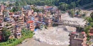 Tragedia en Nepal y el Tíbet deja más de 390 muertos y cerca de 1,500 desaparecidos
