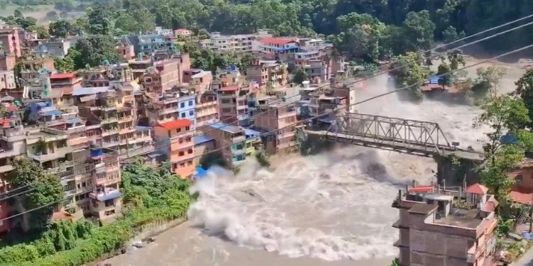 Tragedia en Nepal y el Tíbet deja más de 390 muertos y cerca de 1,500 desaparecidos