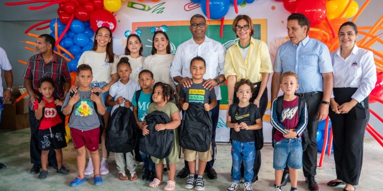 Propeep inicia jornada de entrega de útiles escolares en La Vega