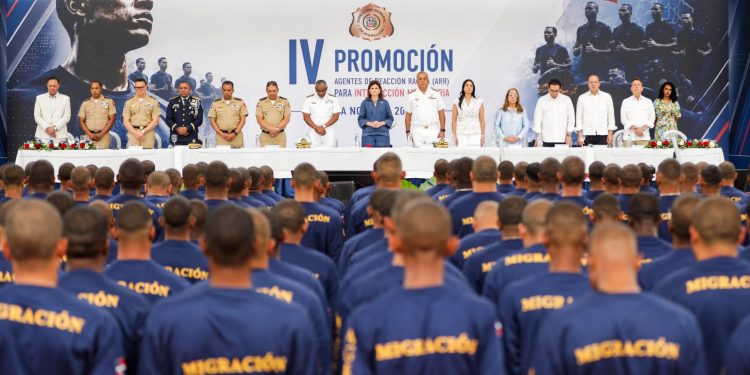 Raquel Peña encabeza graduación de más de 1,190 personas en Santiago