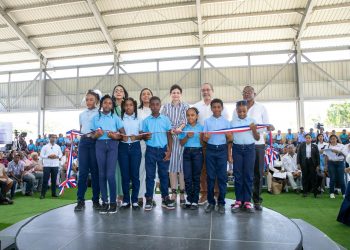 Raquel Peña inaugura techado escolar en Azua que beneficiará a 349 estudiantes