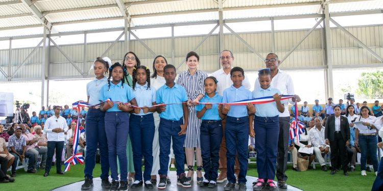 Raquel Peña inaugura techado escolar en Azua que beneficiará a 349 estudiantes