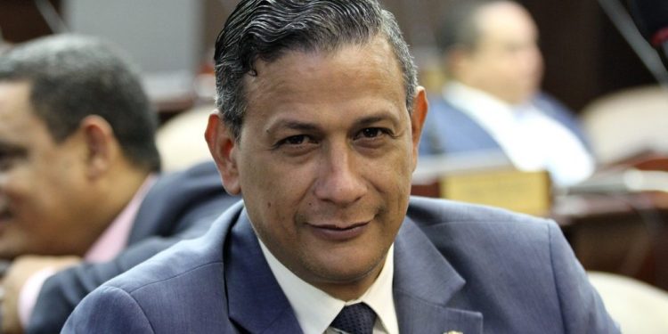 Robinson Díaz pide debate educativo basado en cifras y responsabilidad política