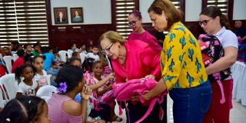 Rosa Santos entrega útiles escolares a más de 200 estudiantes en Santiago