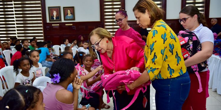 Rosa Santos entrega útiles escolares a más de 200 estudiantes en Santiago