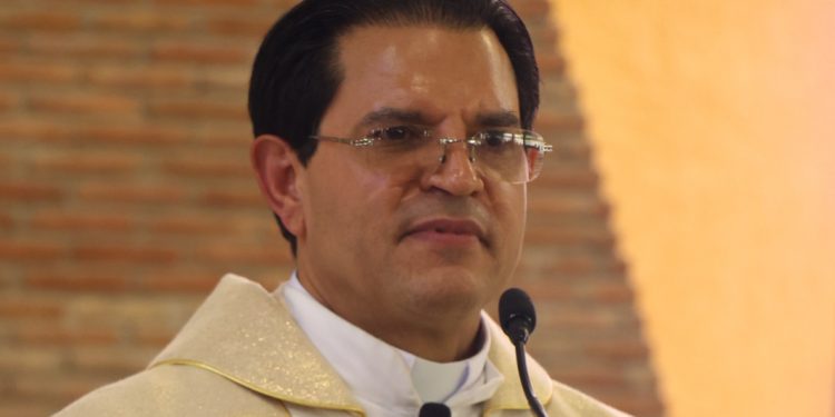 Secilio Espinal conmemora 25 años de vida sacerdotal con misa de acción de gracias