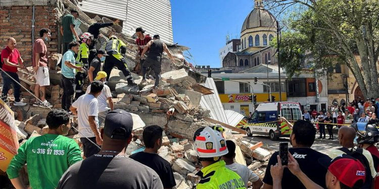 Terremoto de magnitud 7,4 deja al menos 80 muertos y severos daños en Colombia
