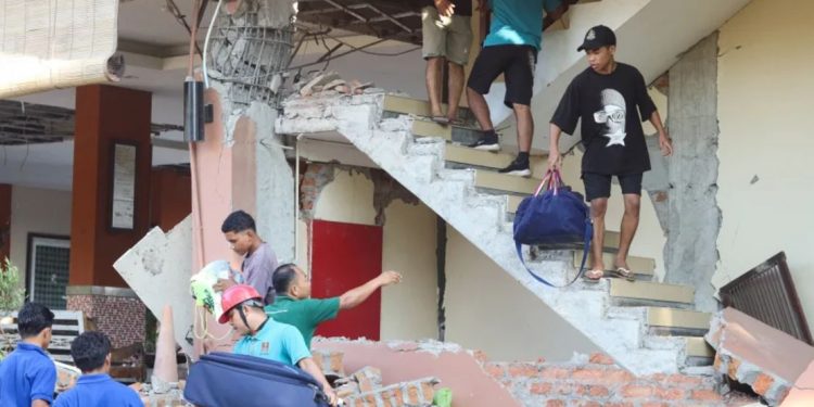 Terremoto de magnitud 7,7 deja al menos dos muertos y daños materiales en Indonesia