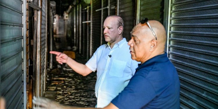 Ulises Rodríguez anuncia recuperación del Mercado Modelo tras incendio que destruyó 14 locales