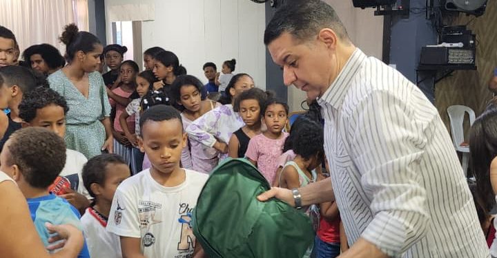 Dr. Víctor Tomás Méndez lleva útiles escolares y solidaridad a niños de Matanzas