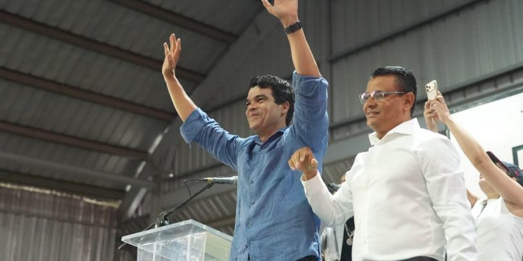 Wellington Arnaud suma amplio respaldo de dirigentes del PRM en Santiago Oeste