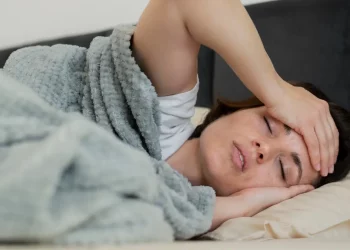 Especialistas advierten sobre el impacto de dormir poco en la salud física y mental