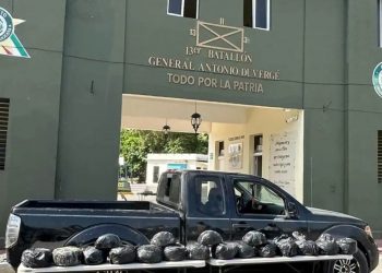 Detienen en Azua a hombre con 18 paquetes de presunta marihuana ocultos en camioneta