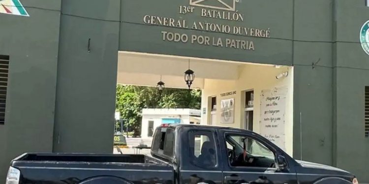 Detienen en Azua a hombre con 18 paquetes de presunta marihuana ocultos en camioneta