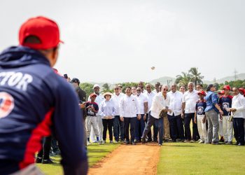Abinader entrega moderno campo de béisbol en Pizarrete tras 26 años de espera