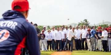 Abinader entrega moderno campo de béisbol en Pizarrete tras 26 años de espera