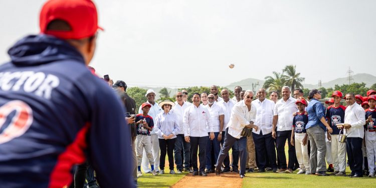 Abinader entrega moderno campo de béisbol en Pizarrete tras 26 años de espera