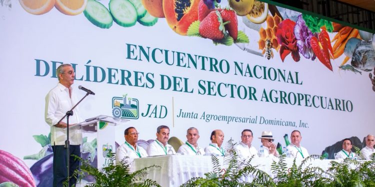 Abinader impulsa mecanización del campo y negocia con EE. UU. protección para el arroz dominicano