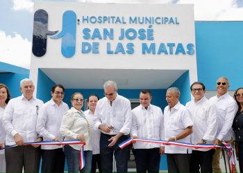 Abinader inaugura maternidad en Sajoma y anuncia tomógrafo y nuevas ambulancias para la Sierra