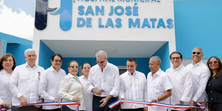 Abinader inaugura maternidad en Sajoma y anuncia tomógrafo y nuevas ambulancias para la Sierra