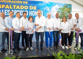 Abinader inaugura puente de cuatro carriles y 12 kilómetros de calles asfaltadas en Peravia