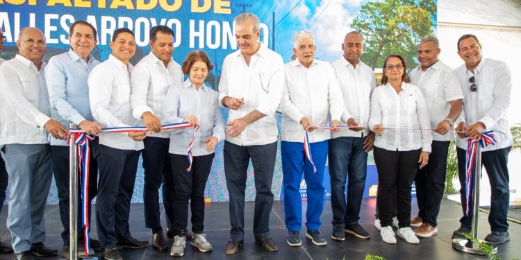 Abinader inaugura puente de cuatro carriles y 12 kilómetros de calles asfaltadas en Peravia