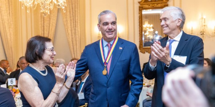 Americas Society entrega a Abinader su máximo honor por liderazgo y defensa democrática