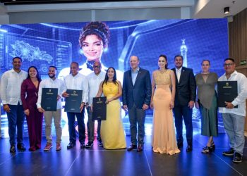 Alcaldía de Santiago premia a cuatro actores clave del turismo local