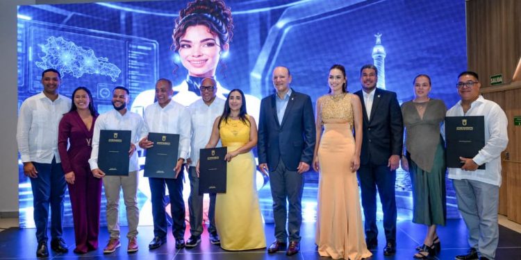 Alcaldía de Santiago premia a cuatro actores clave del turismo local