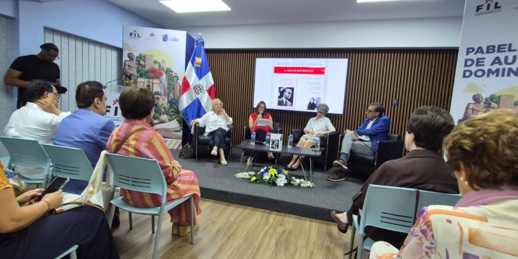 Aralís Rodríguez, León Octavio y Avelino Stanley impulsan ventas y atención en la Feria del Libro