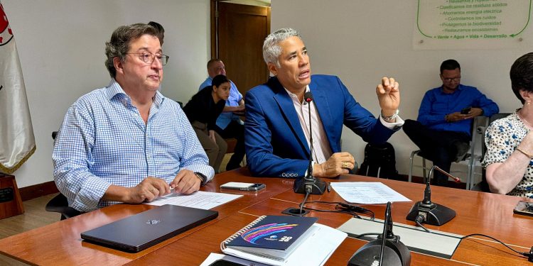 Coraasan expone ante APEDI proyectos para ampliar saneamiento en Santiago
