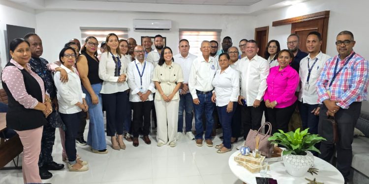 EDENORTE acuerda con autoridades de Montecristi atender fallas eléctricas y reforzar alumbrado