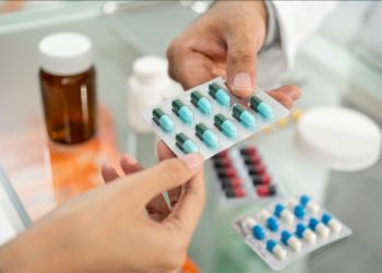 Farmacéuticas alertan que nueva política de compras podría afectar suministro en hospitales públicos