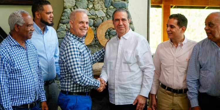 Francisco Javier suma apoyos en La Romana y Jarabacoa