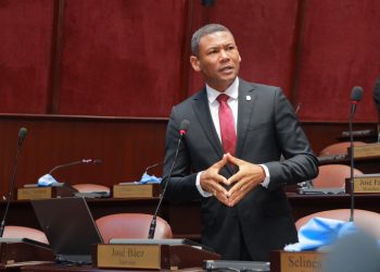 Diputados aprueban propuesta para que centros educativos gestionen confección de uniformes escolares