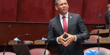 Diputados aprueban propuesta para que centros educativos gestionen confección de uniformes escolares
