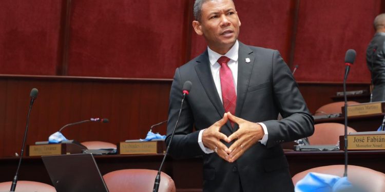 Diputados aprueban propuesta para que centros educativos gestionen confección de uniformes escolares