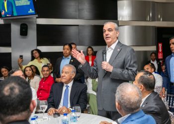 Abinader resalta caída de la pobreza, crecimiento económico y amplia inversión en obras públicas