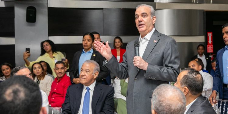 Abinader resalta caída de la pobreza, crecimiento económico y amplia inversión en obras públicas