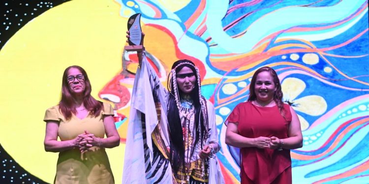 Nileny Dippton es reconocida en el Nordeste por su trayectoria artística