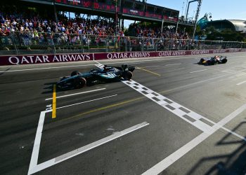 Russell resiste a Verstappen y conquista Bakú por apenas 0.196 segundos