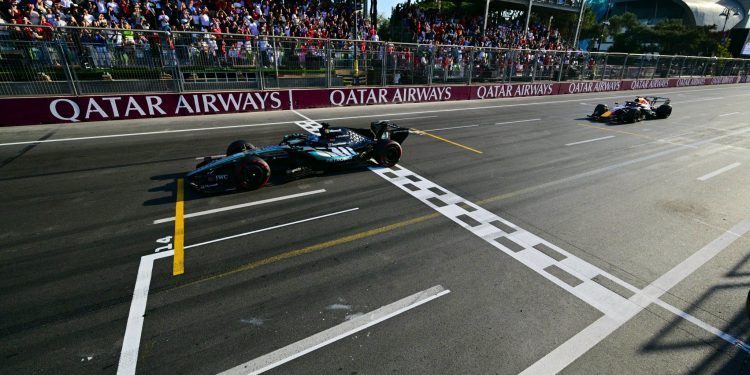Russell resiste a Verstappen y conquista Bakú por apenas 0.196 segundos