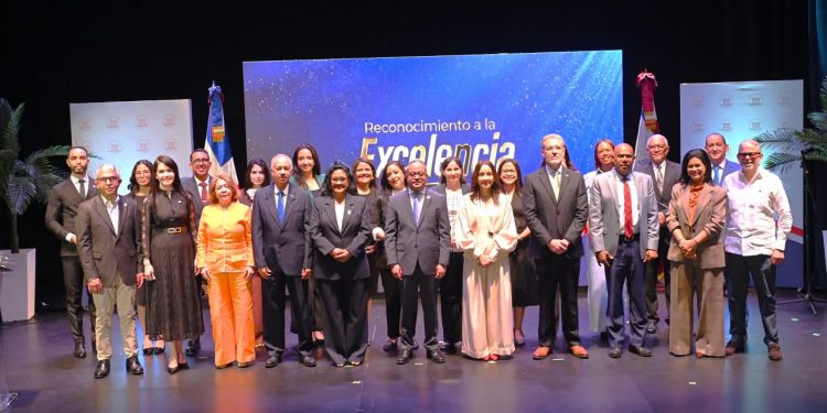 Tribunal Constitucional distingue a 27 colaboradores por excelencia y vocación de servicio