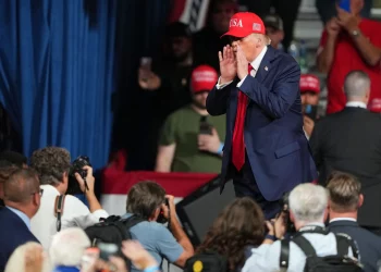 Trump detiene mitin en Carolina del Norte al ver que expulsaban a una mujer