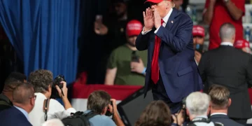 Trump detiene mitin en Carolina del Norte al ver que expulsaban a una mujer
