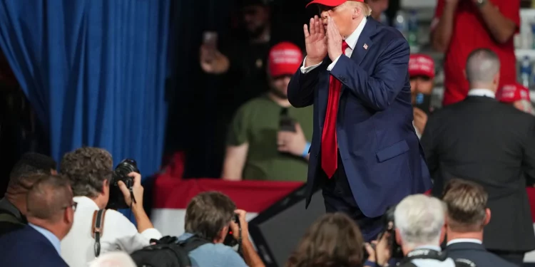 Trump detiene mitin en Carolina del Norte al ver que expulsaban a una mujer